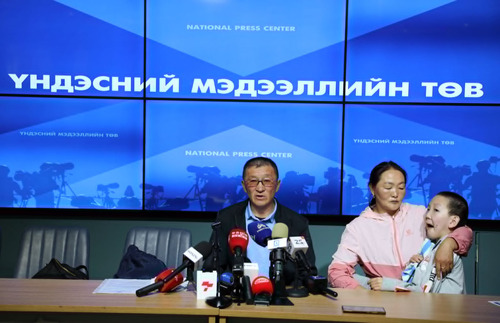 Хөлөөр нь алхуулж оруулсан хүүгээ хөгжлийн бэрхшээлтэй болгочхоод байхад Шүүх эмнэлэг үхсэн гэж дүгнэлт гаргажээ